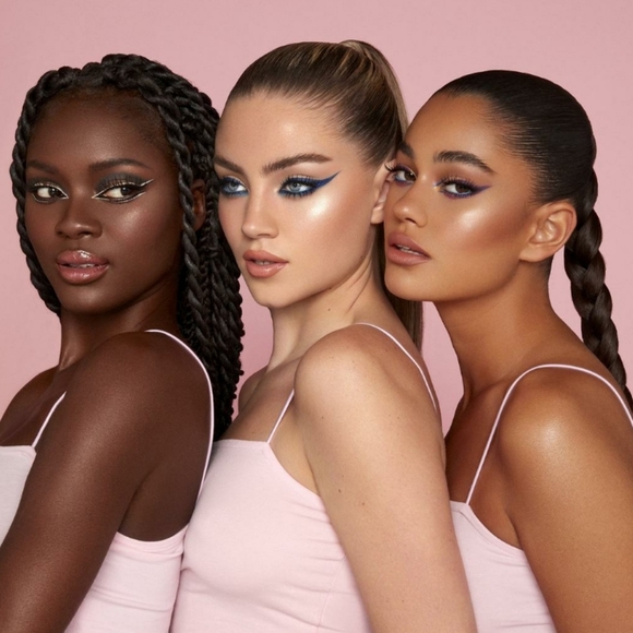 KYLE COSMETICS KYLIGHTER ILLUMINATING POWDER. - Picture 6 of 10